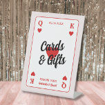 Lucky In Love Hearts Couples Douche Kaarten Cadeau Reclamebord Met Voetstuk<br><div class="desc">Verhoog je koppels vrijgezellenfeest met ons 'Kaarten en geschenken' teken! Dit charmante speelkaart-stijl ontwerp, met de King of Hearts en Queen of Hearts, voegt een vleugje grilligheid toe aan uw Las Vegas-thema viering. In levendig rood, zwart en wit leidt het gasten naar het geschenkgebied met elegantie. Gemaakt voor zowel stijl...</div>
