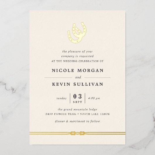 Lucky in Love | Hoefijzer bruiloft Folie Uitnodiging (Voorkant)