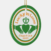 Lucky in Love Irish Claddagh Wedding Jubileum Keramisch Ornament (Rechts)