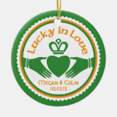 Lucky in Love Irish Claddagh Wedding Jubileum Keramisch Ornament (Voorkant)