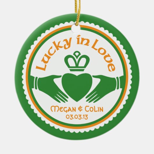 Lucky in Love Irish Claddagh Wedding Jubileum Keramisch Ornament (Voorkant)