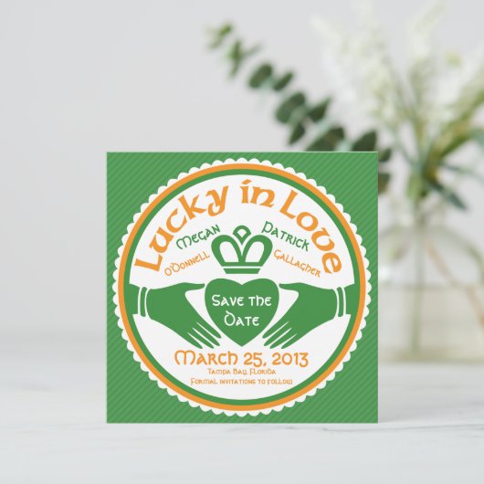 Lucky in Love Irish Claddagh Wedding Save the Date (Staand voorkant)