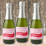 Lucky In Love Levendige Roze & Rode Bachelorette Sparkling Wijnetiket<br><div class="desc">Pop de bubbels en toast op liefde met onze 'Lucky in Love' bachelorette party champagnelabels! Met de boeiende Queen of Hearts en een handgetekende vrouw omtrek sierlijk met een champagneglas, deze labels zijn de belichaming van elegantie en opwinding in vet roze en rode tinten. Of je nu het zwembad viert...</div>