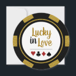Lucky In Love Poker Chip Black Gold Vegas Weduwen Kaart<br><div class="desc">Daag je gasten door hen deze zwarte,  witte en gouden 'Lucky in Love' pokerchips trouwuitnodigingen te sturen. Ze wachten vol ongeduld om bij je te zijn op deze leuke bruiloft.</div>
