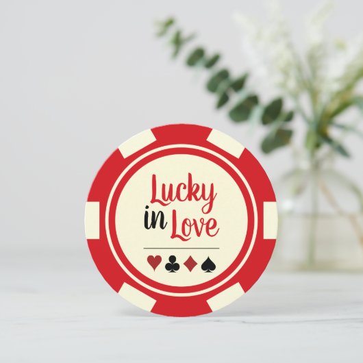 Lucky In Love Poker Chip Rood Gebroken Wit Bruilof Kaart (Staand voorkant)