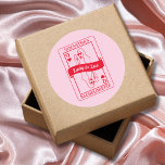 Lucky In Love Roze & Rood Vrijgezellenfeest Ronde Sticker<br><div class="desc">Voeg een vleugje charme toe aan je vrijgezellenfeestgunsten met onze 'Lucky in Love' vrijgezellenfeestjes stickers! Met de betoverende Queen of Hearts en een handgetekende vrouw omtrek sierlijk met een champagneglas, deze stickers stralen elegantie en opwinding uit in levendige roze en rode tinten. Perfect voor het versieren van feestgunsten, cadeauzakken of...</div>