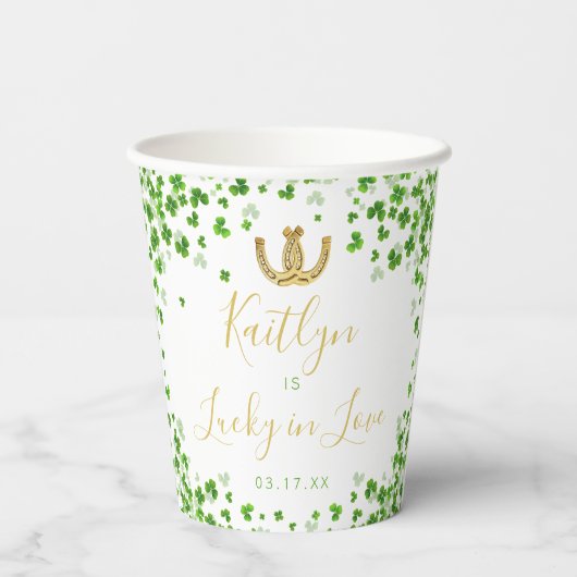 Lucky In Love St. Patrick's Day Bruidsfeest Papieren Bekers (Achterkant)
