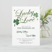 Lucky in Love St Patrick's Minimalist Wedding Kaart (Staand voorkant)