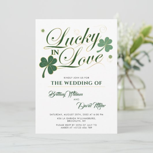 Lucky in Love St Patrick's Minimalist Wedding Kaart (Staand voorkant)