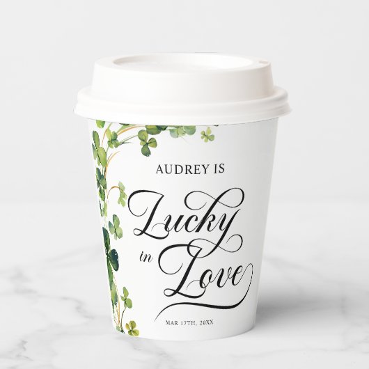Lucky in Love Vrijgezellenfeest Green Shamrock Papieren Bekers (Voorkant)