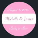 "Lucky in Love" Wedding Sticker<br><div class="desc">Geweldig voor huwelijksgunsten: Gebruik een glassine envelop en sluit een kaartje van $1 samen met een cent die het jaar heeft dat je trouwt. Verander gewoon de namen en de datum en je wordt ingesteld.</div>