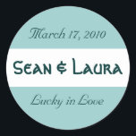 "Lucky in Love" Wedding Sticker<br><div class="desc">Geweldig voor huwelijksgunsten: Gebruik een glassine envelop en sluit een kaartje van $1 samen met een cent die het jaar heeft dat je trouwt. Verander gewoon de namen en de datum en je wordt ingesteld.</div>