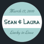 "Lucky in Love" Wedding Sticker<br><div class="desc">Geweldig voor huwelijksgunsten: Gebruik een glassine envelop en sluit een kaartje van $1 samen met een cent die het jaar heeft dat je trouwt. Verander gewoon de namen en de datum en je wordt ingesteld.</div>