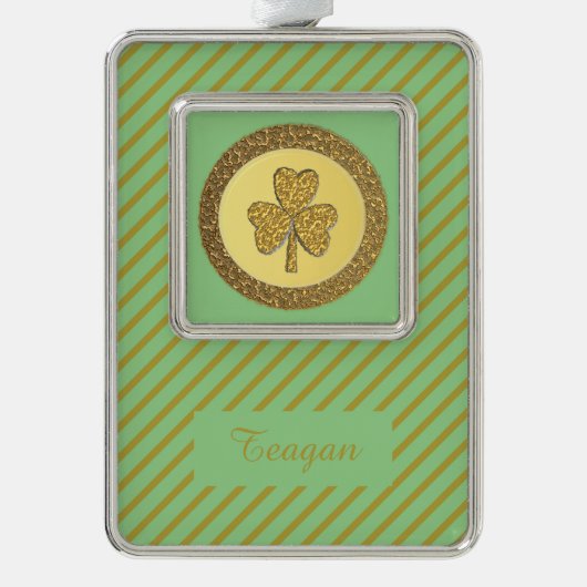 Lucky Irish Shamrock Gold Coin Custom Verzilverd Omlijst Ornament (Voorkant)