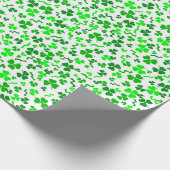 Lucky Irish Shamrocks Confetti Pattern Cadeaupapier (Hoek)