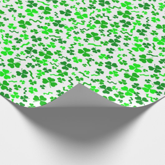 Lucky Irish Shamrocks Confetti Pattern Cadeaupapier (Hoek)