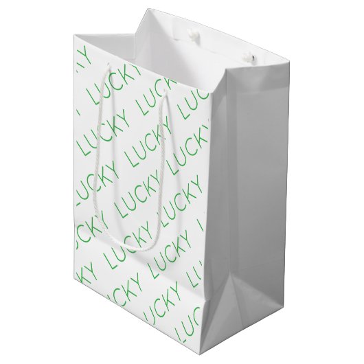 LUCKY Moderne Typografie Shamrocks Ierse Fun Medium Cadeauzakje (Voorkant Gekanteld)