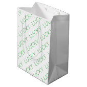 LUCKY Moderne Typografie Shamrocks Ierse Fun Medium Cadeauzakje (Achterkant Gekanteld)