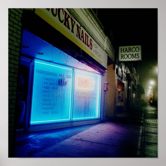 Lucky Nails - Cool Blue in de nacht Poster (Voorkant)