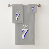 Lucky Number Seven Monogram op Silver Grey Bad Handdoek (Insitu)