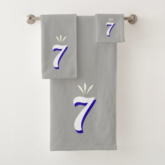 Lucky Number Seven Monogram op Silver Grey Bad Handdoek (Insitu)