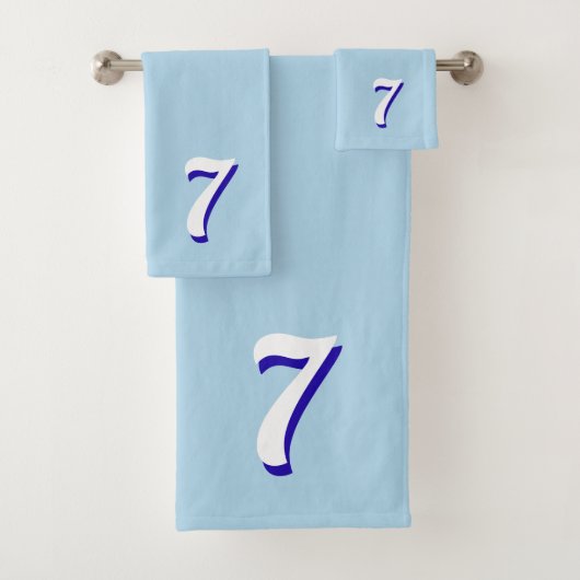 Lucky Number Seven op Sky Blue Bad Handdoek (Insitu)