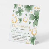 Lucky One 1st Birthday Time Capsule Sign Reclamebord Met Voetstuk (Voorkant)