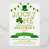 Lucky One Chalkboard 1st Birthday Real Folie Uitnodiging (Voorkant)