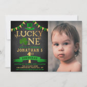 Lucky One Chalkboard Foto 1st Birthday Uitnodiging (Voorkant)