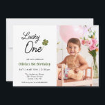 Lucky One Kids 1e verjaardag Kaart<br><div class="desc">Mooie Lucky One waterverf klaver 1e verjaardagsuitnodiging met foto,  perfect voor jongens- of meisjesverjaardag.</div>