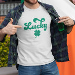 Lucky | Retro St Patrick's Day T-shirt<br><div class="desc">Deel het geluk dat de Ieren met onze coole  inspireerde St Patrick's Day-tanktop. Het ontwerp kenmerkt "gelukkig"in emerald groene retro borrelmanuscripttypografie en een vier bladklaverillustratie met een benadeeld  effect.</div>