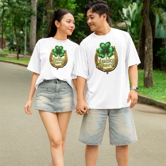 Lucky shamrock Keltische hoefijzer charme op wit T-shirt