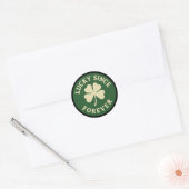 Lucky Since Forever – Four-Leaf Clover Badge Ronde Sticker (Envelop)