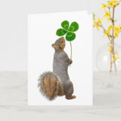 Lucky Squirrel met een Four Leaf Clover Kaart (Gele Bloem)