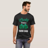 Lucky To Be a Twin Dad St Patricks Day Baby Announ T-shirt (Voorkant volledig)