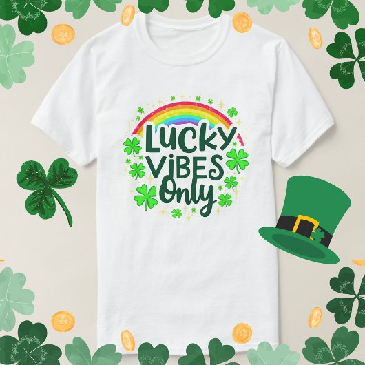 Lucky vibes alleen regenboog shamrock irish op wit t-shirt