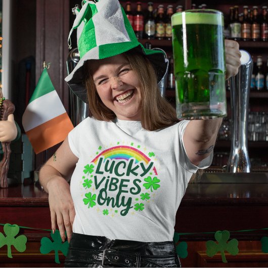 Lucky vibes alleen regenboog shamrock irish op wit t-shirt