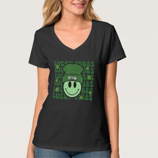 Lucky Vibes St. Patrick's Day Groovy Happy Face wi T-shirt (Voorkant)