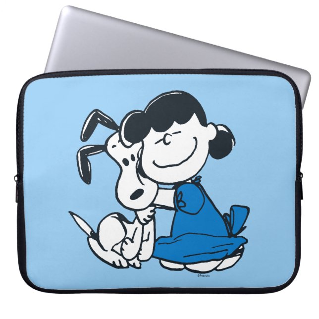 Lucy Hugging Snoopy Laptop Sleeve (Voorkant)
