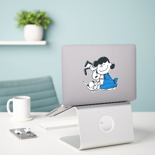 Lucy Hugging Snoopy Sticker (Laptop op bureau)