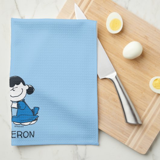 Lucy Hugging Snoopy Theedoek (Quarter Fold)