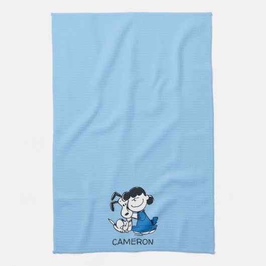 Lucy Hugging Snoopy Theedoek (Verticaal)