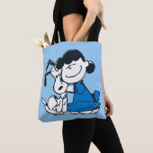 Lucy Hugging Snoopy Tote Bag (Dichtbij)