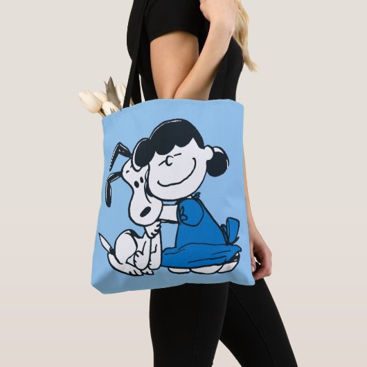 Lucy Hugging Snoopy Tote Bag (Dichtbij)