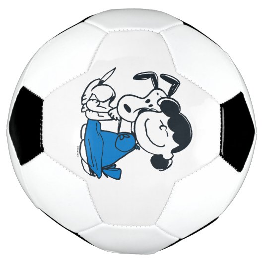 Lucy Hugging Snoopy Voetbal (Gedraaid)