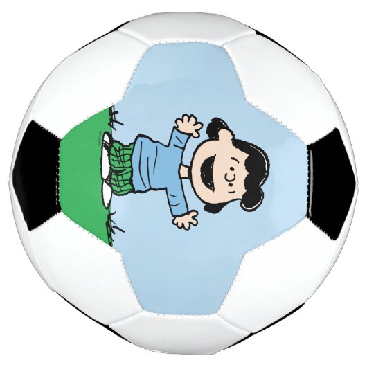 Lucy met wapenbreed voetbal (Gedraaid)