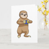 Luiaard als handbalspeler met handbal kaart (Gele Bloem)