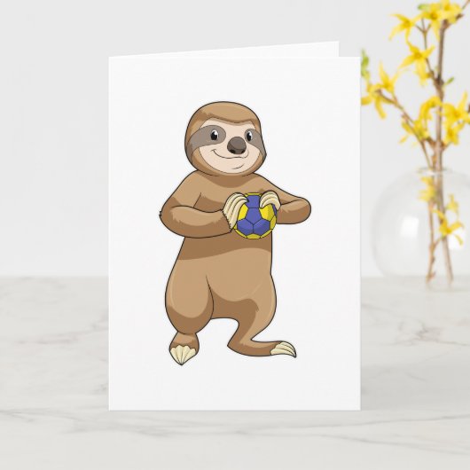 Luiaard als handbalspeler met handbal kaart (Gele Bloem)