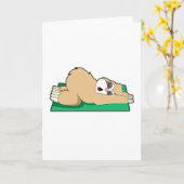 Luiaard bij yoga op yogamat kaart (Gele Bloem)