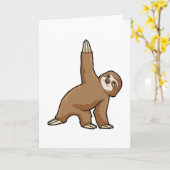 Luiaard bij yogaoefening rekoefeningen benen kaart (Gele Bloem)